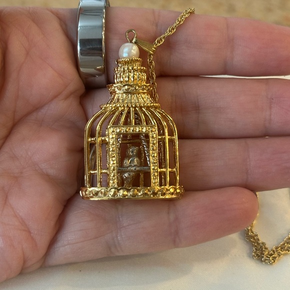 Vintage Avon Pendant Plume Necklace With Gold tone Birdcage Pendant NIB - Picture 7 of 8